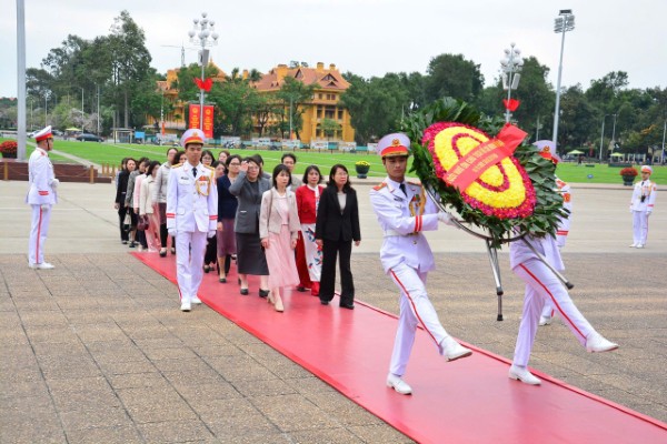 Vụ Tổ chức cán bộ, Bộ Tư pháp dâng hoa viếng Bác đầu Xuân